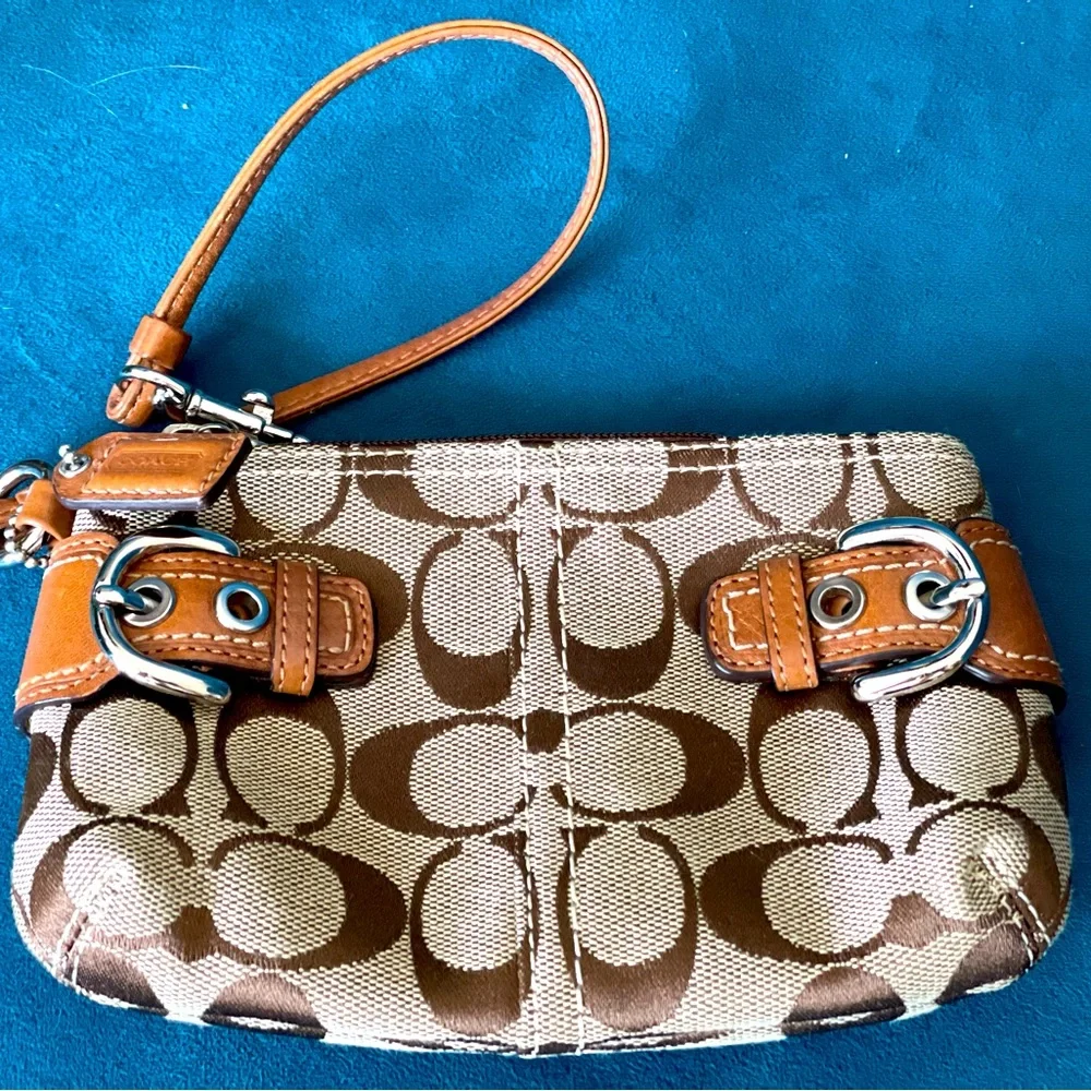 Coach wristlet - Picture 1 of 1